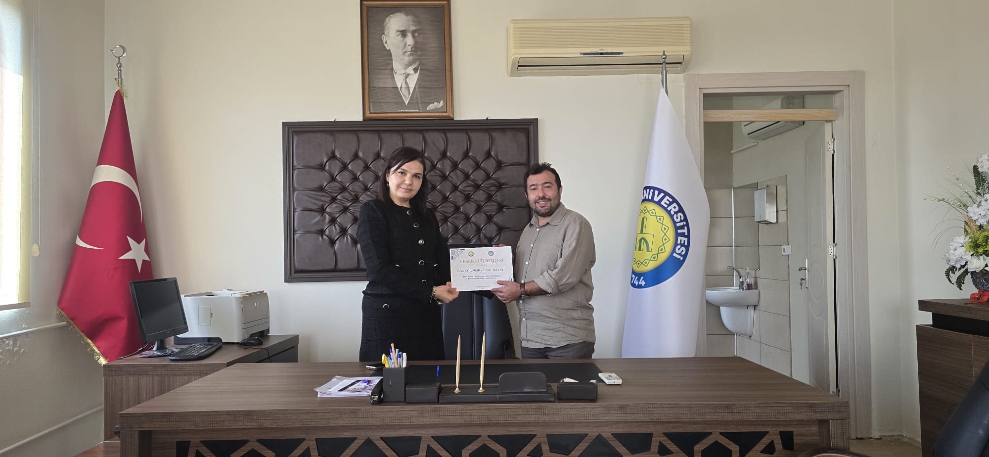 Müdür Yardımcısı Sn. Öğr. Gör. Dr. M. Akif AKGEMCİ'ye teşekkür belgesi taktim edildi.